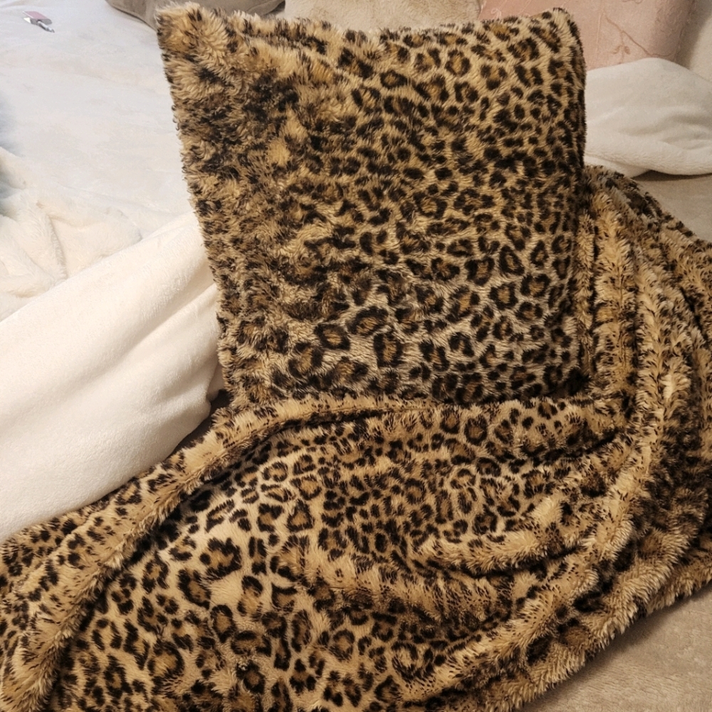 Leopard faux fur blanket and pillow